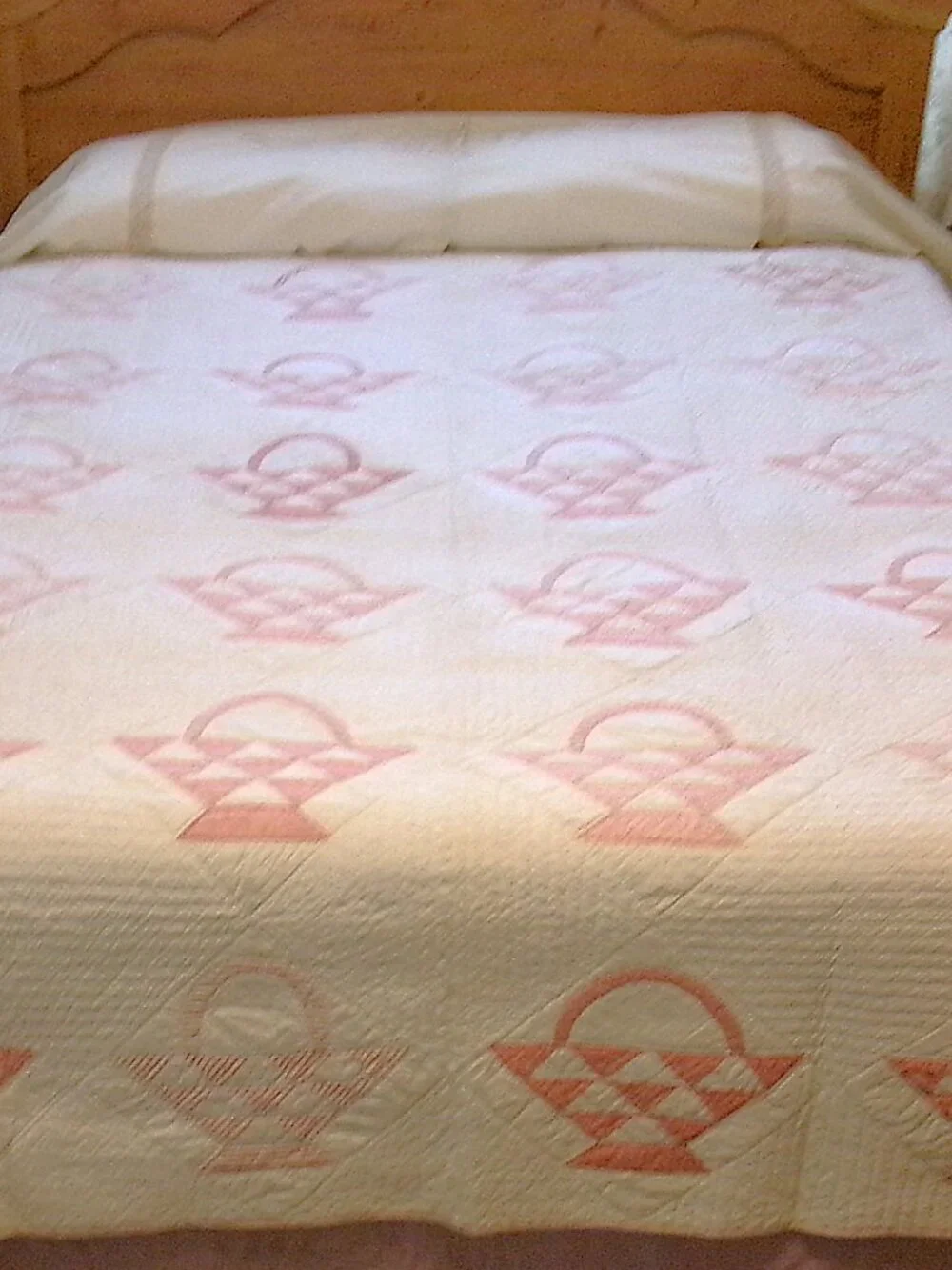 ANTIQUE PATCHWORK QUILT -  BASKETS
